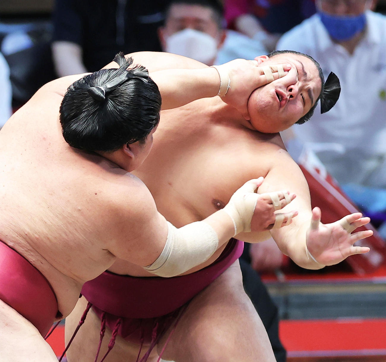 大栄翔（左）の激しい攻めに耐える御嶽海（撮影・河田真司）