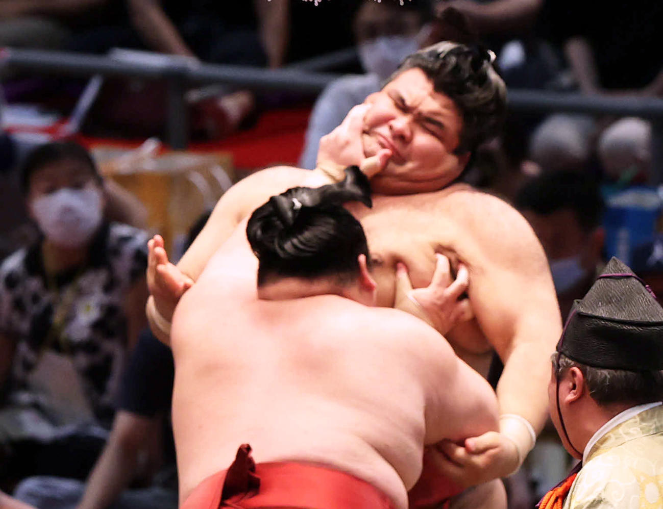 隆の勝に押し出される高安（右）（撮影・渦原淳）