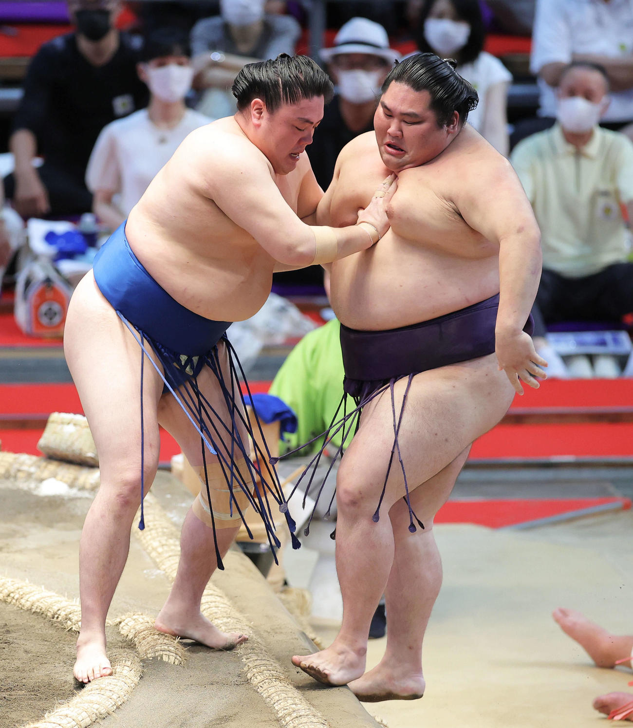 大奄美（右）を寄り切りで破る一山本（撮影・河田真司）