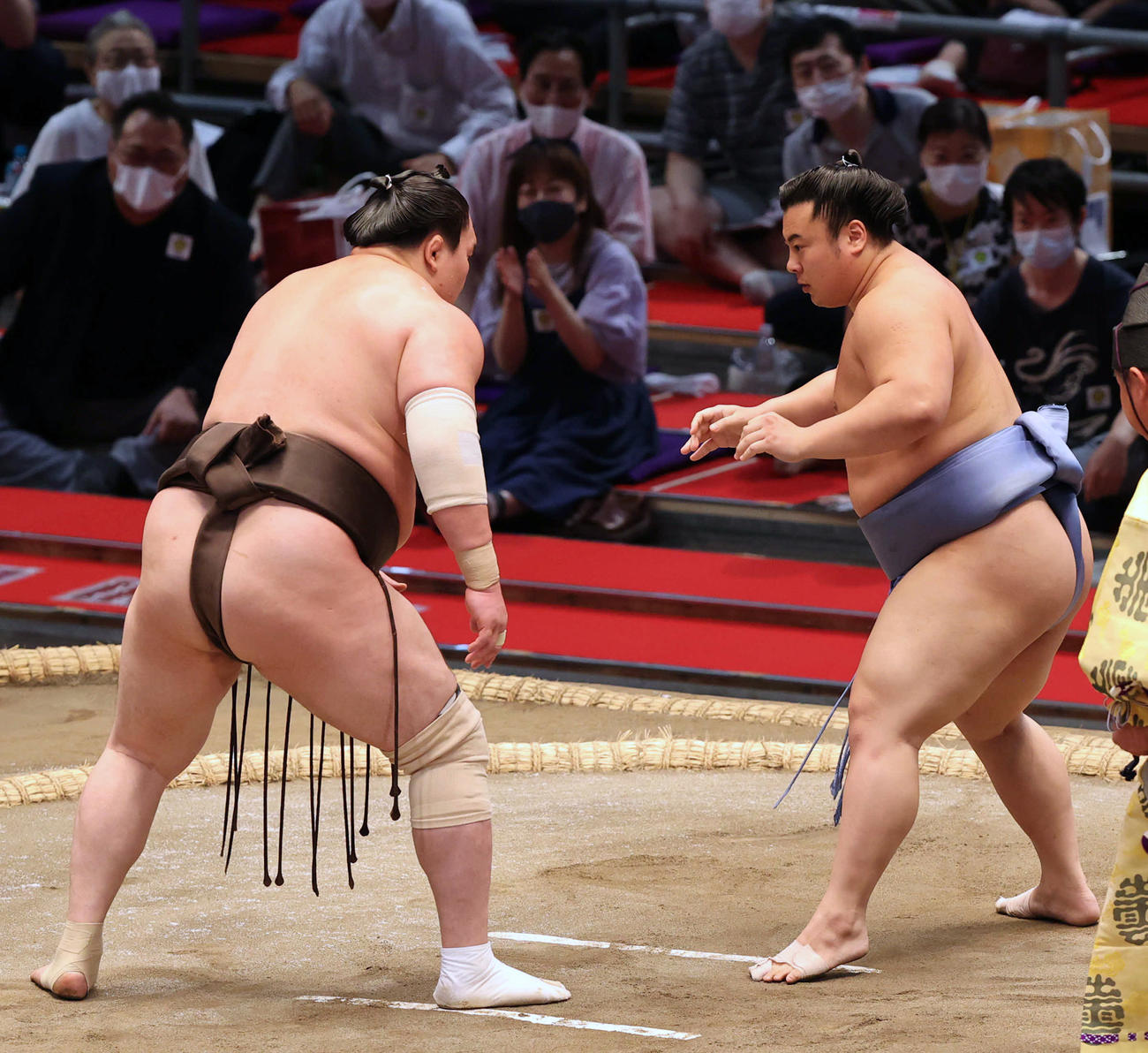 白鵬から距離をとる翔猿（右）（撮影・渦原淳）
