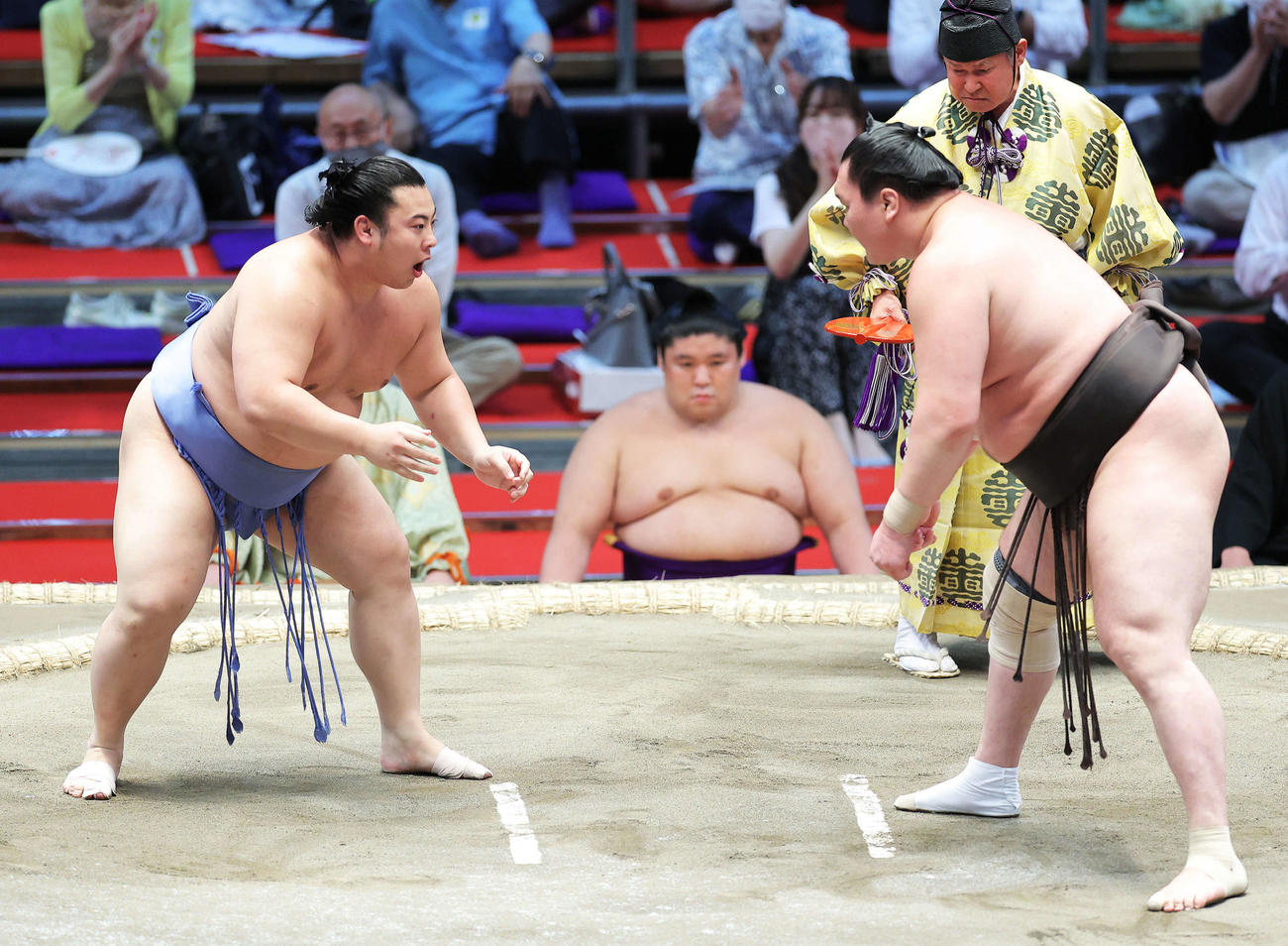 白鵬（右）から距離をとる翔猿（撮影・河田真司）