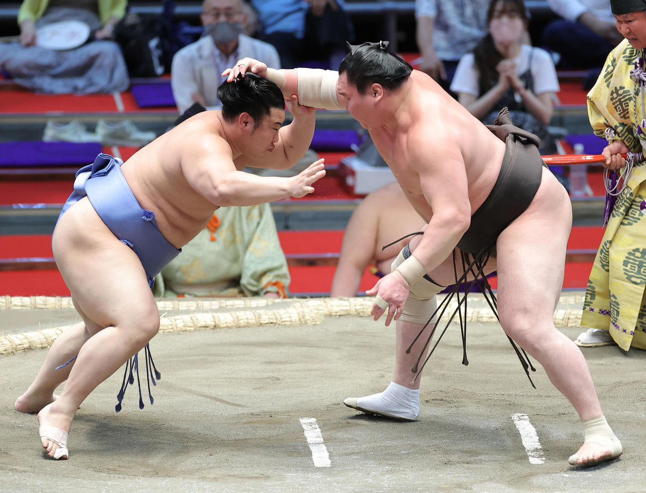 翔猿（左）の俊敏な動きを止めようとする白鵬（撮影・河田真司）