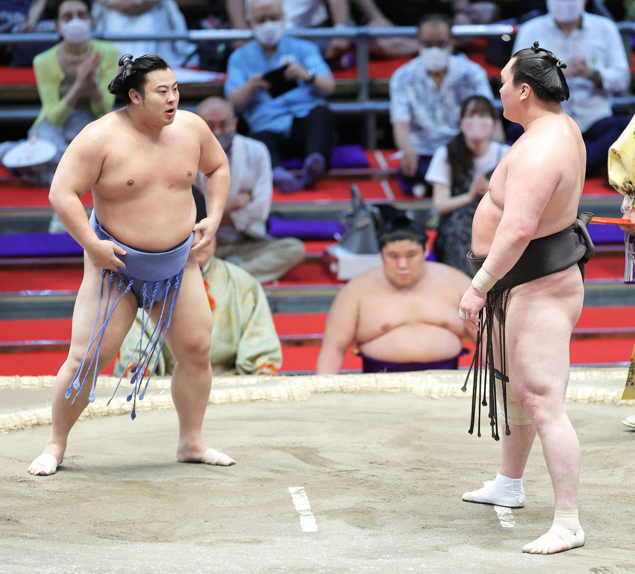 間合いを取ったまま腰を上げてしまう翔猿（左）と白鵬（撮影・河田真司）
