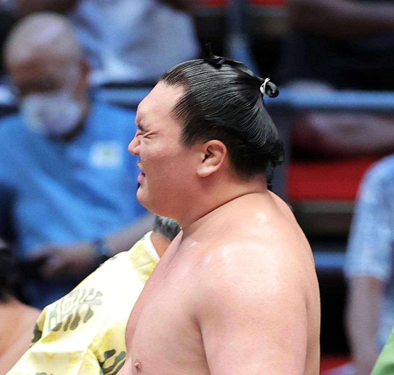 翔猿を上手投げで下し、険しい表情を浮かべる白鵬（撮影・河田真司）
