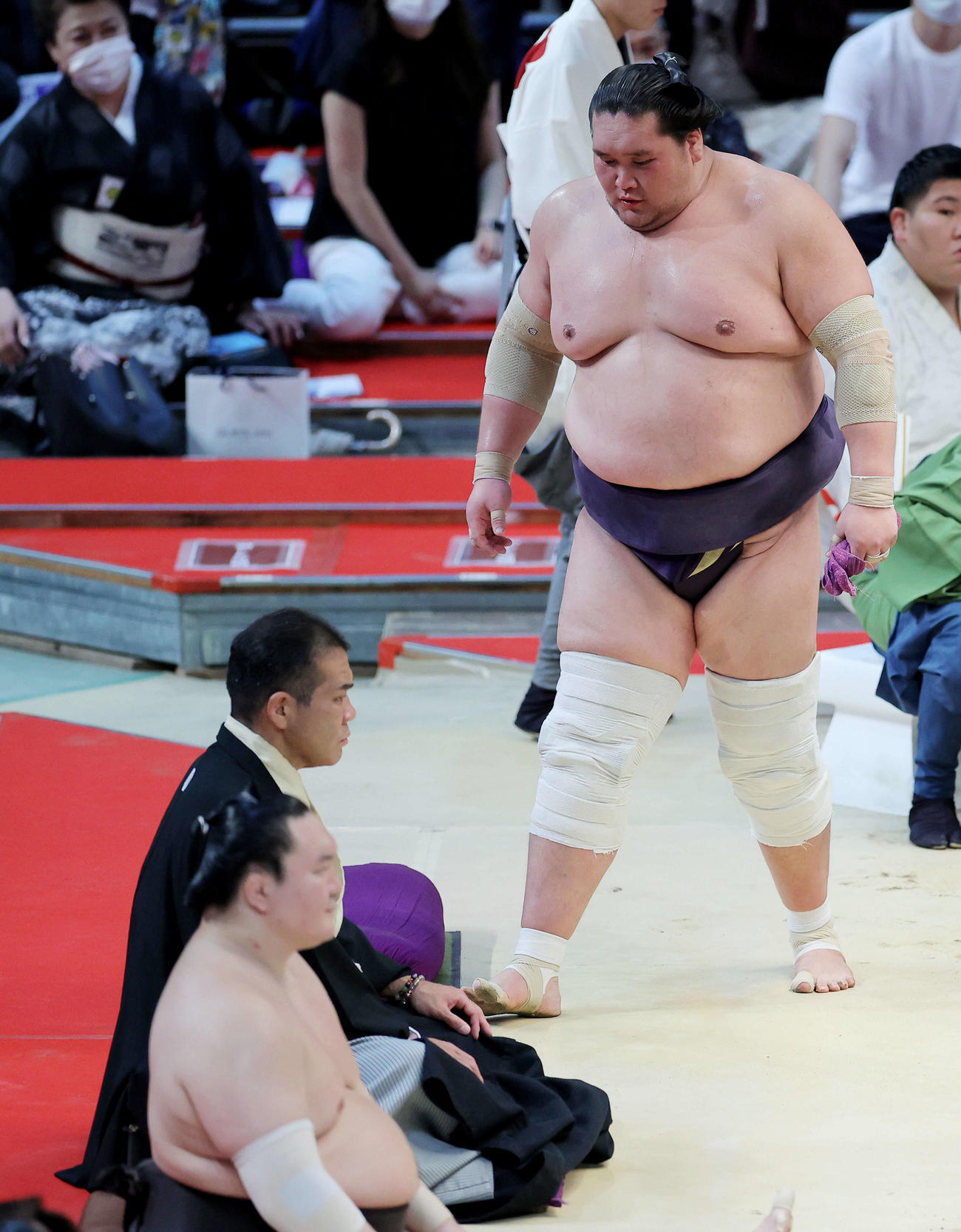 琴恵光を寄り切りで破り、土俵から下がる照ノ富士。手前は待機する白鵬（撮影・河田真司）