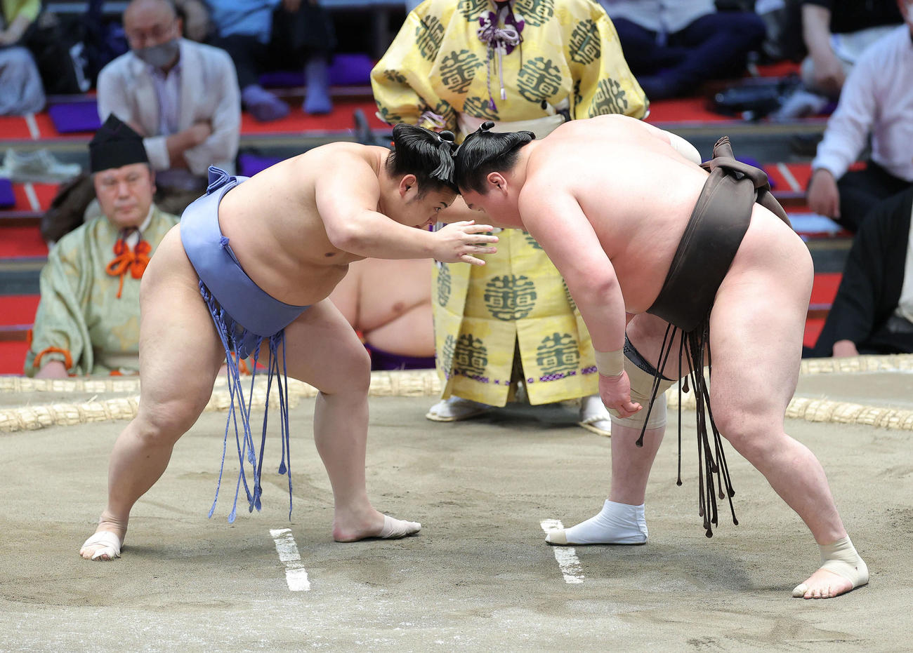 頭からぶつかり合う翔猿（左）と白鵬（撮影・河田真司）