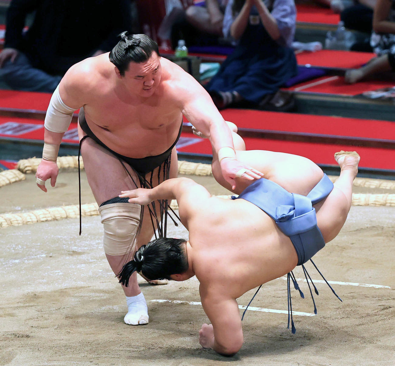 白鵬（左）は上手投げで翔猿を下す（撮影・渦原淳）