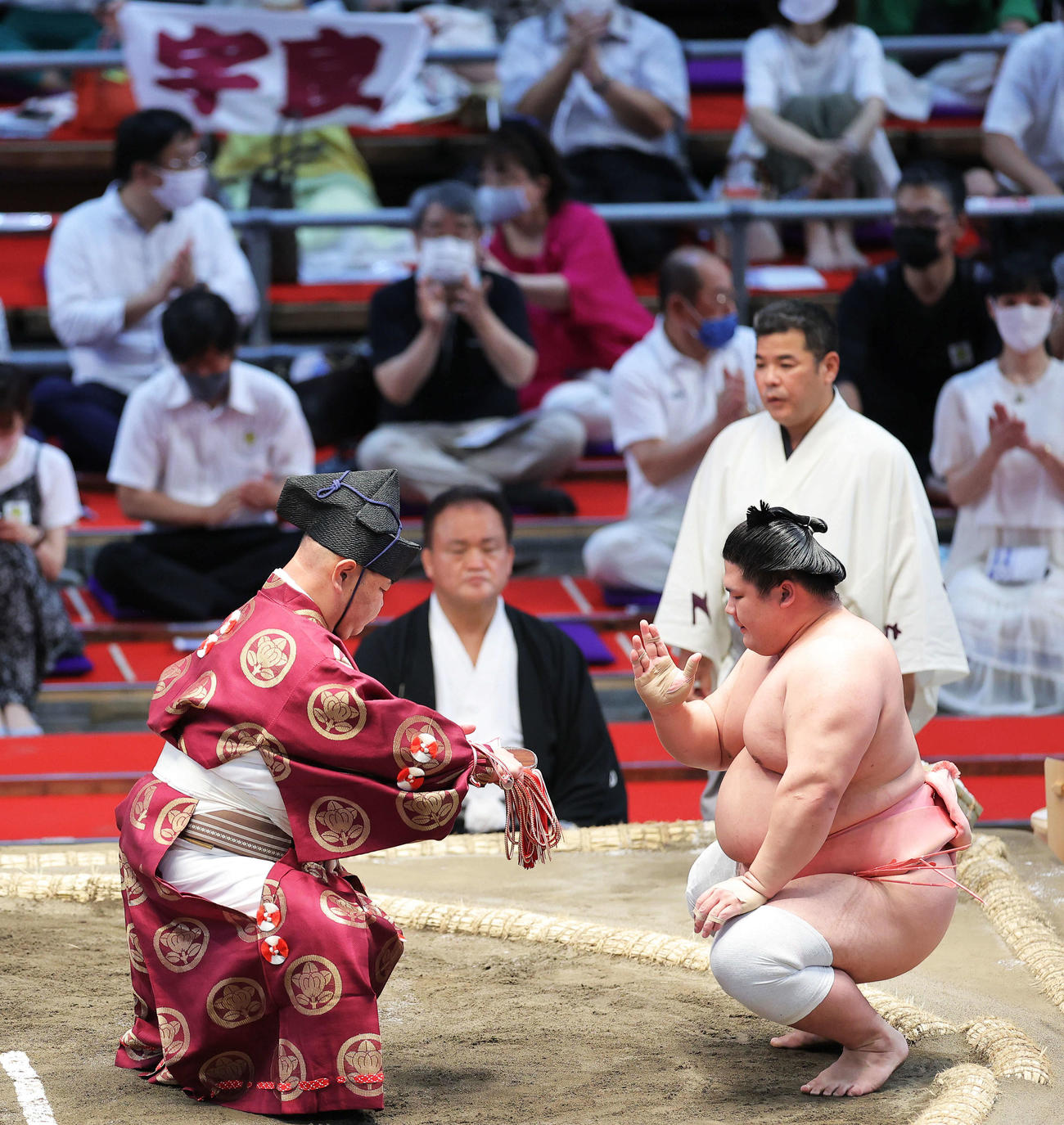 剣翔を寄り切りで破り、勝ち名乗りを受ける宇良（撮影・河田真司）
