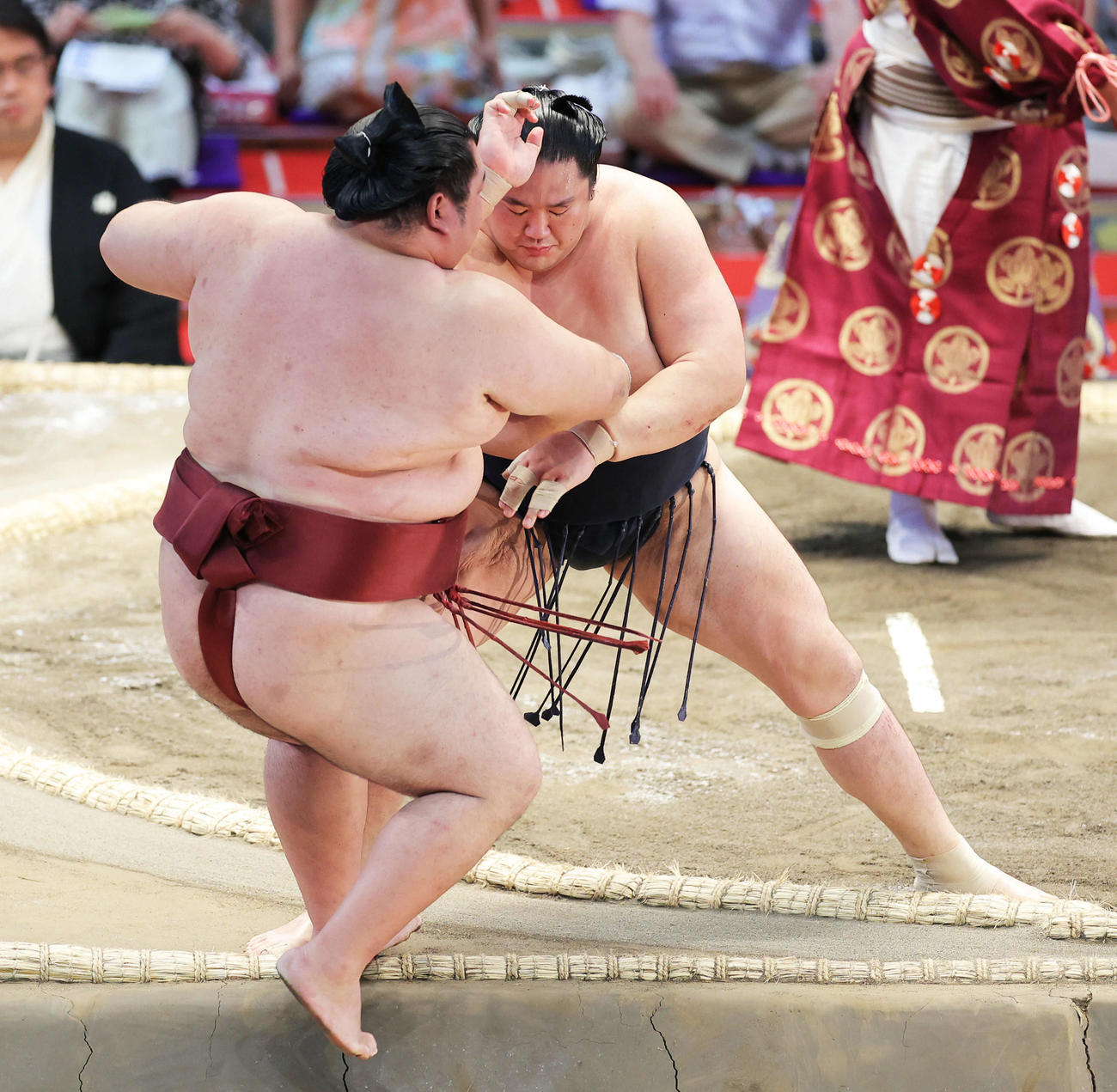 徳勝龍（左）を寄り切りで破る輝（撮影・河田真司）