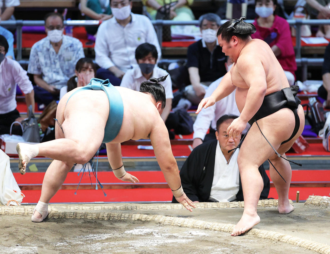 千代ノ皇（右）を押し出しで破る玉鷲（撮影・河田真司）
