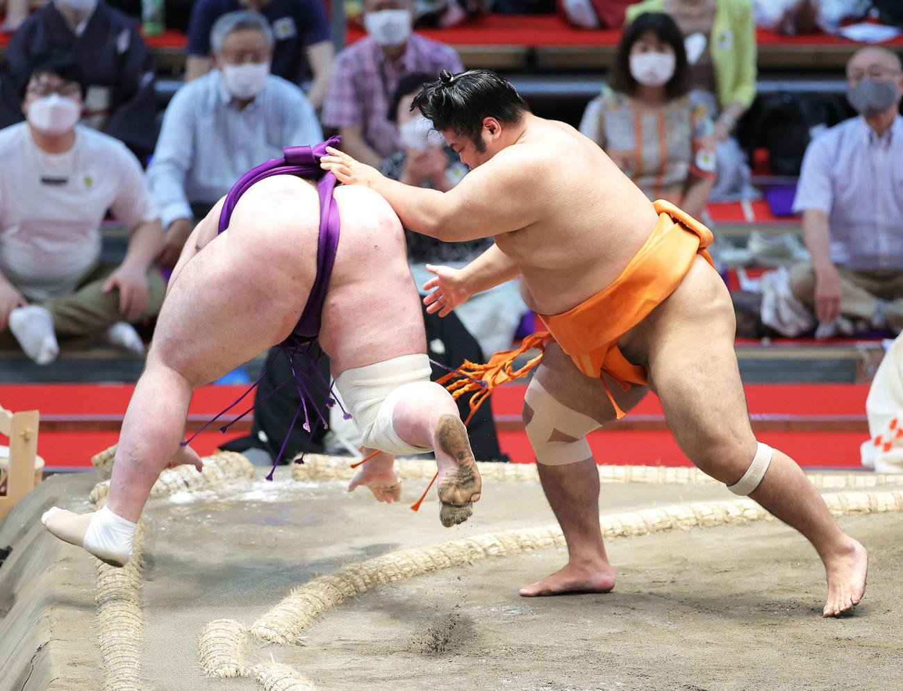 栃ノ心（左）を上手出し投げで破る志摩ノ海（撮影・河田真司）