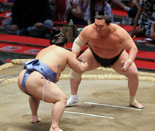 立ち合い直後に距離を取りにらみ合う白鵬(右)と翔猿(撮影・渦原淳)