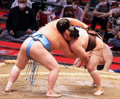 英乃海(右)を上手ひねりで破る琴ノ若(撮影・渦原淳)
