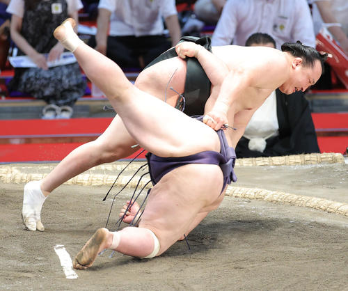 阿武咲(下)を上手投げで破る千代翔馬(撮影・河田真司)