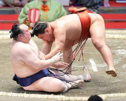宝富士(左)を外掛けで破る豊昇龍(撮影・河田真司)