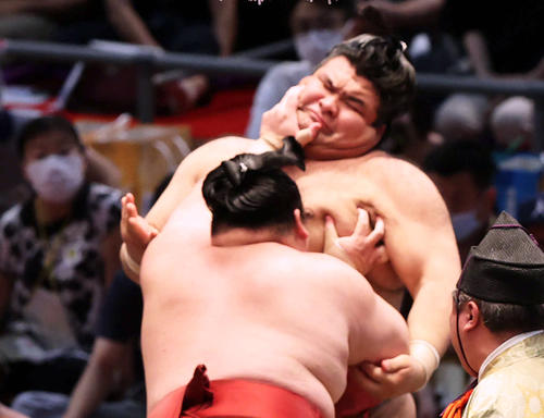 隆の勝に押し出される高安(右)(撮影・渦原淳)