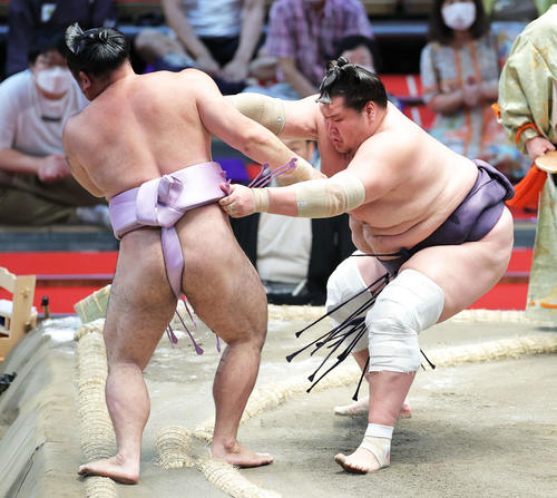 琴恵光(左)を寄り切りで破る照ノ富士(撮影・河田真司)