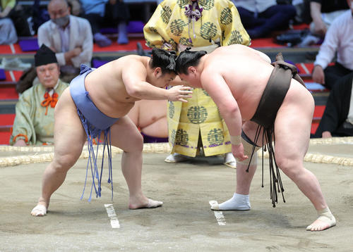 頭からぶつかり合う翔猿(左)と白鵬(撮影・河田真司)