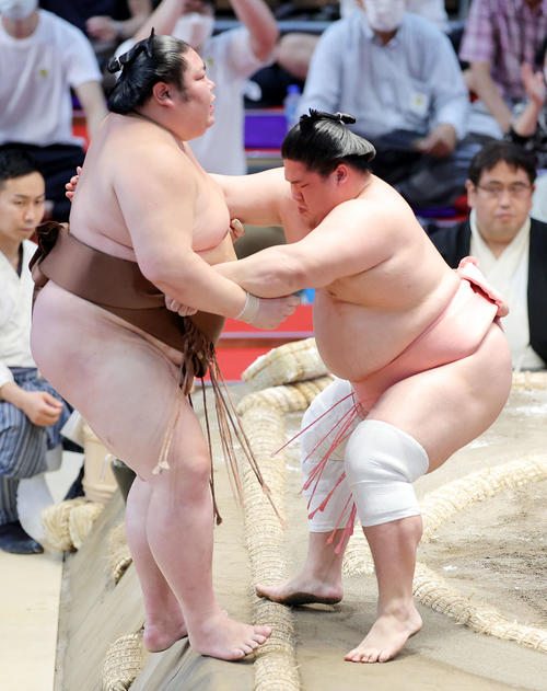剣翔(左)を寄り切りで破る宇良(撮影・河田真司)