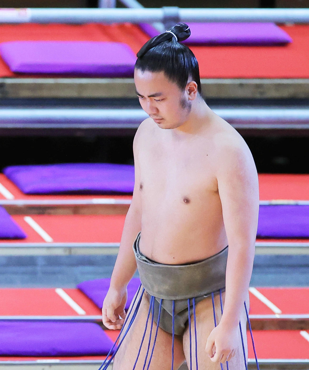 100連敗を喫し浮かない表情で土俵から引き揚げる勝南桜（撮影・河田真司）