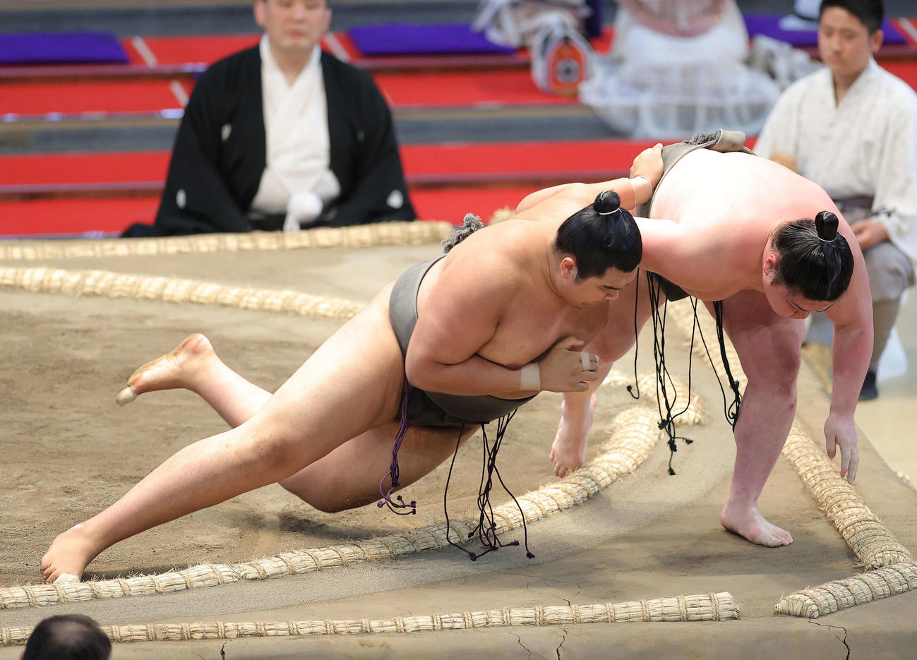 時栄（右）を寄り切りで破る北青鵬（撮影・河田真司）