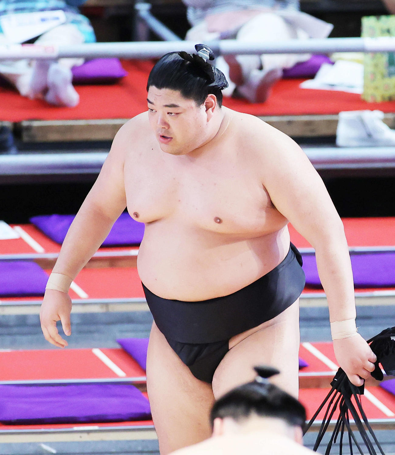 魁勝に寄り切りで敗れ、土俵から引き揚げる阿炎（撮影・河田真司）