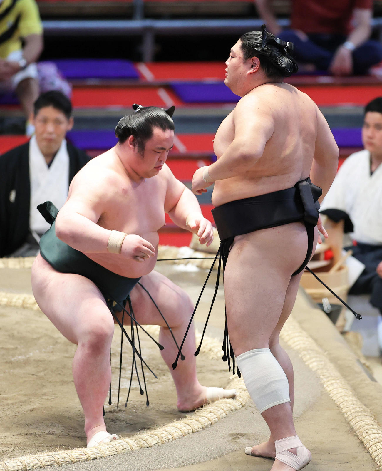 阿炎（右）を寄り切りで破る魁勝（撮影・河田真司）