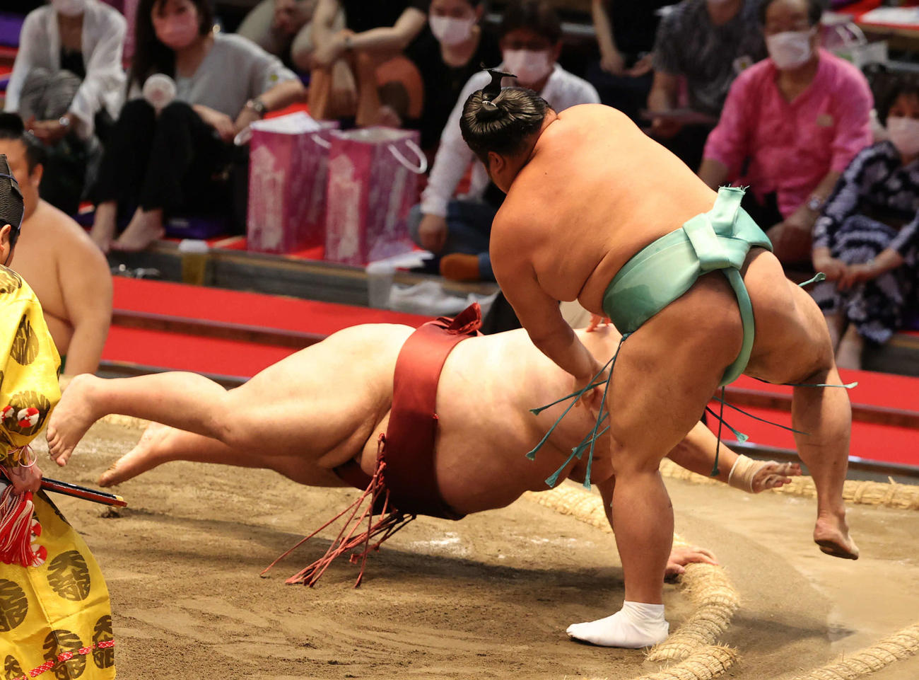 徳勝龍をはたきこむ天空海（撮影・渦原淳）