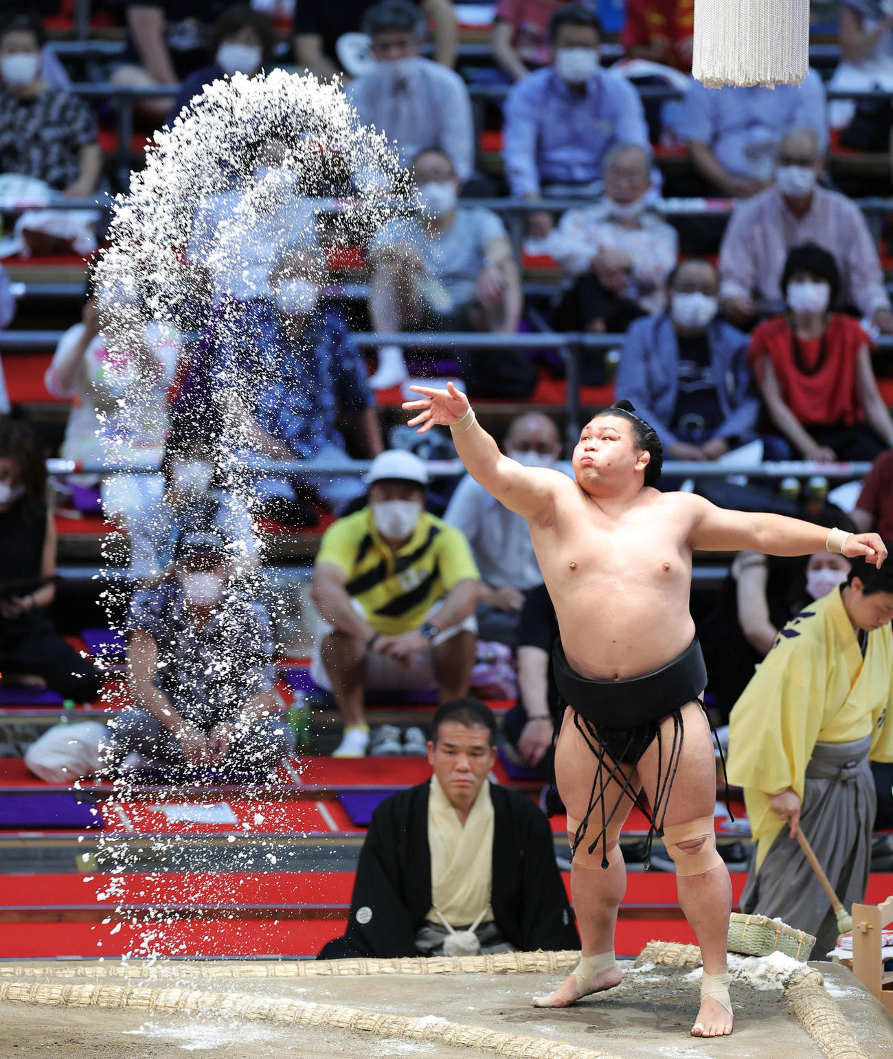 豪快に塩をまく照強（撮影・河田真司）
