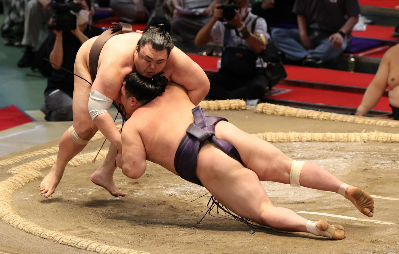 英乃海が小手投げで阿武咲を破る（撮影・渦原淳）