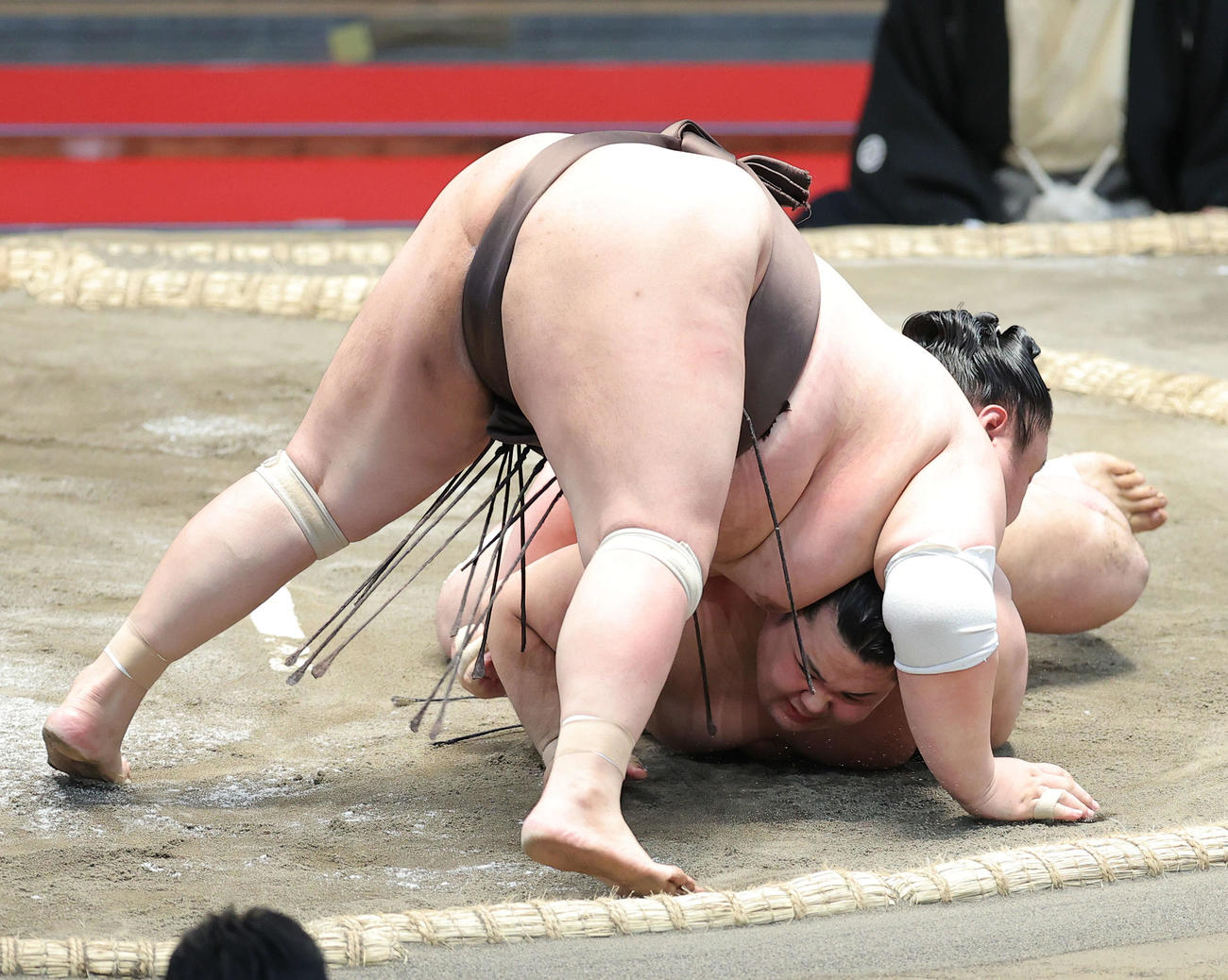 阿武咲（下）を小手投げで破る英乃海（撮影・河田真司）