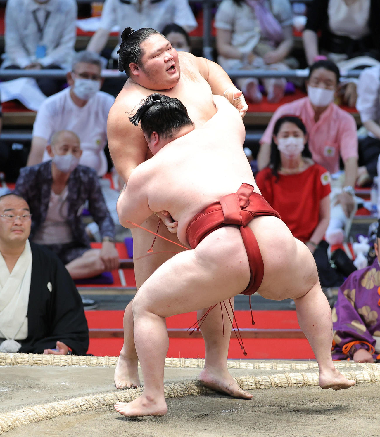 隆の勝（手前）に寄り切りで敗れる千代大龍（撮影・河田真司）