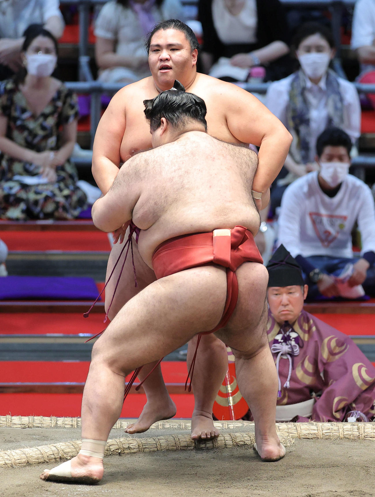 高安（手前）に寄り切りで敗れる御嶽海（撮影・河田真司）