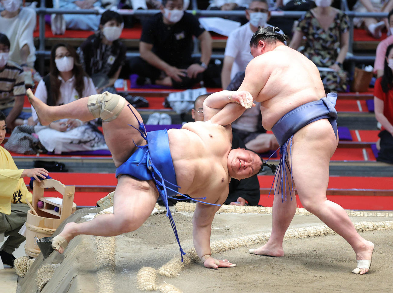 北勝富士（左）をすくい投げで破る正代（撮影・河田真司）