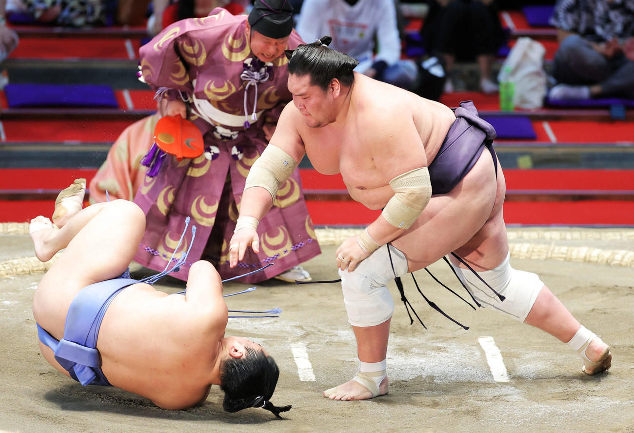 翔猿（左）をはたき込みで破る照ノ富士（撮影・河田真司）