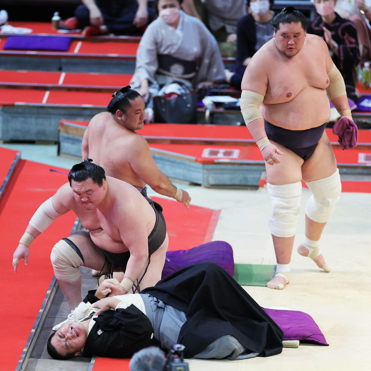 白鵬（中央左）とぶつかり険しい表情を浮かべる枝川親方（手前）。後方左は琴恵光、同右は照ノ富士（撮影・河田真司）