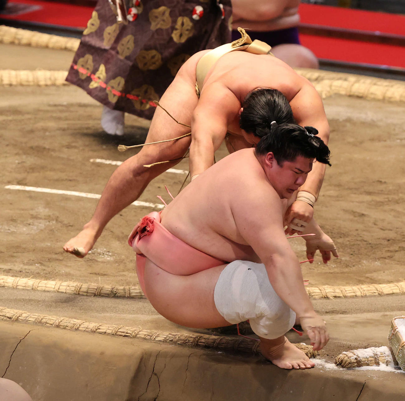 宇良（手前）を押し出す石浦（撮影・渦原淳）