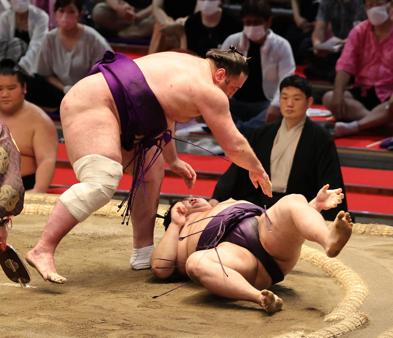 栃ノ心（左）が下手投げで大奄美を破る（撮影・渦原淳）