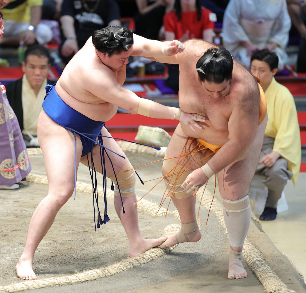 魁聖（右）を寄り切りで破る一山本（撮影・河田真司）
