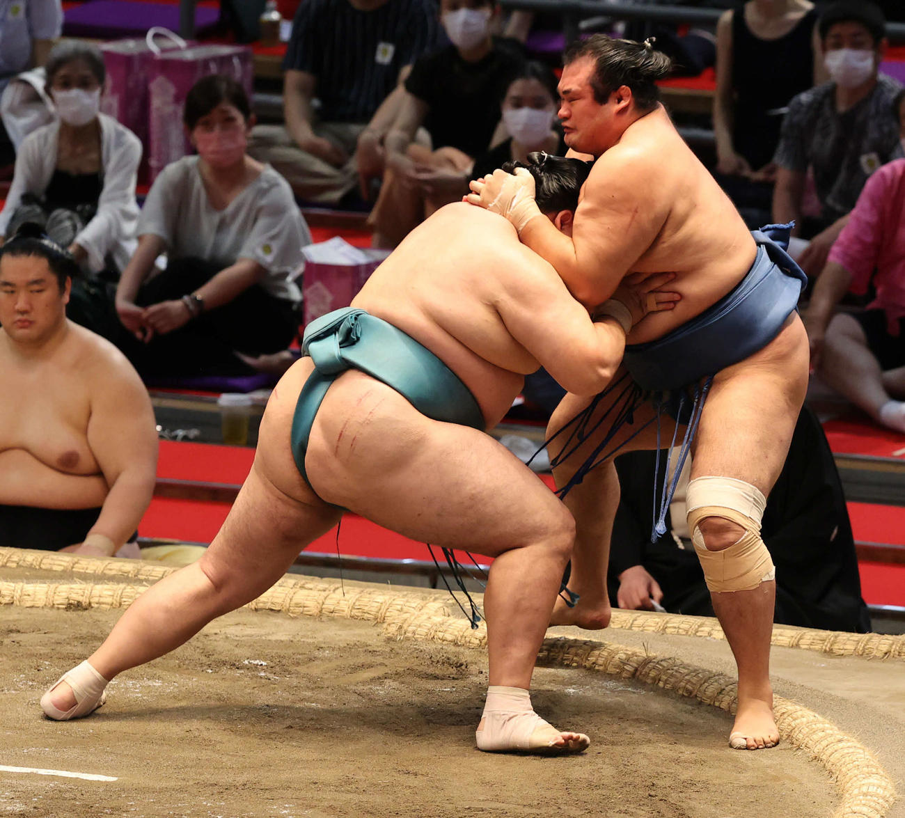 千代の国を押し出す玉鷲（左）（撮影・渦原淳）