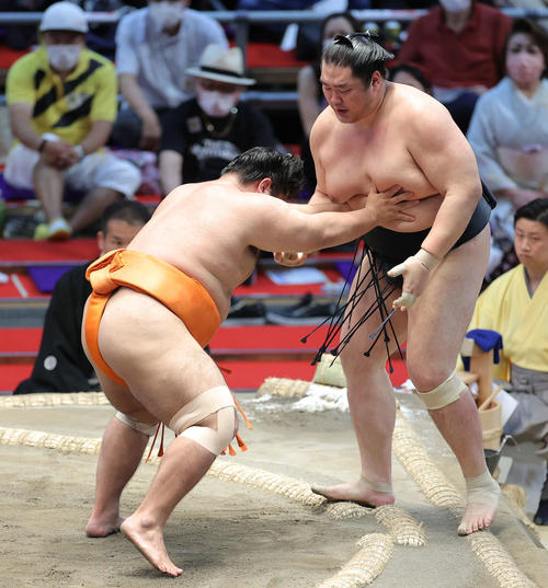 輝（右）を寄り切りで破る志摩ノ海（撮影・河田真司）