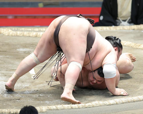 阿武咲（下）を小手投げで破る英乃海（撮影・河田真司）
