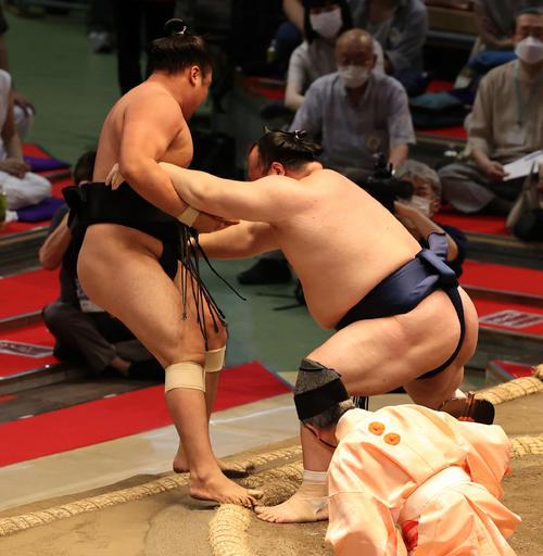 霧馬山を寄り切る宝富士（右）（撮影・渦原淳）