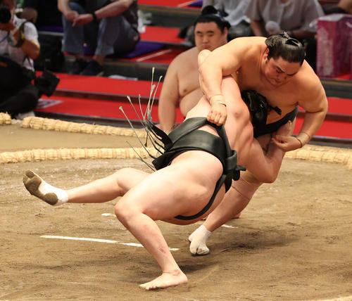 千代翔馬を上手投げに破る隠岐の海（右）（撮影・渦原淳）