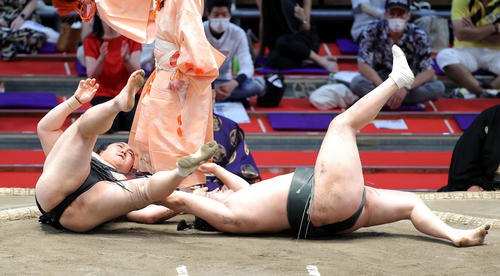 千代翔馬（右）を上手投げで破る隠岐の海（撮影・河田真司）