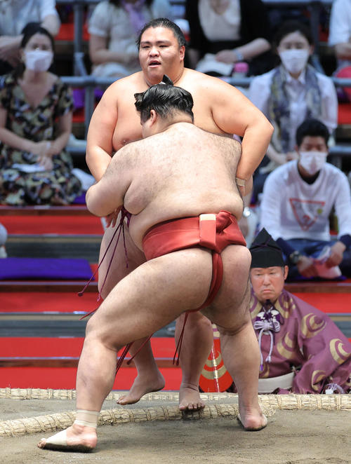 高安（手前）に寄り切りで敗れる御嶽海（撮影・河田真司）