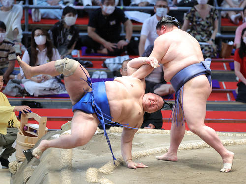 北勝富士（左）をすくい投げで破る正代（撮影・河田真司）
