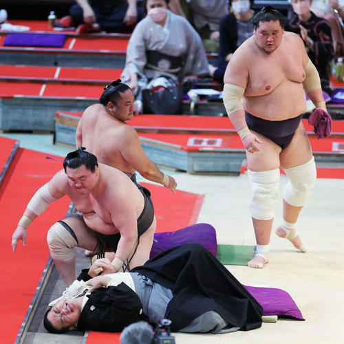 白鵬（中央左）とぶつかり険しい表情を浮かべる枝川親方（手前）。後方左は琴恵光、同右は照ノ富士（撮影・河田真司）