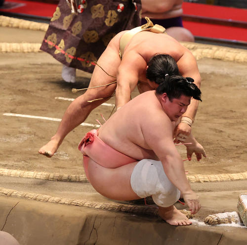 宇良（手前）を押し出す石浦（撮影・渦原淳）