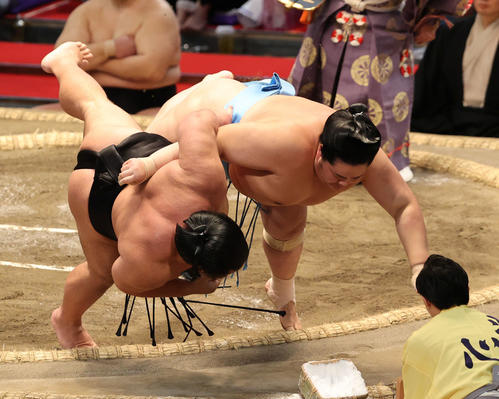琴ノ若を上手投げで破る千代ノ皇（左）（撮影・渦原淳）